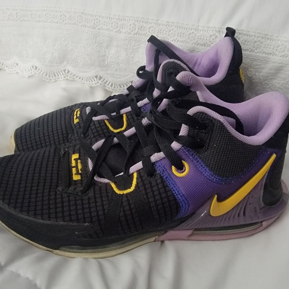 Nike Women's Black and Yellow Sneakers